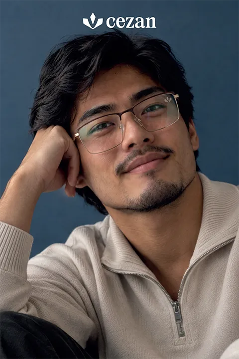 Homem usando armação elegante Cezan